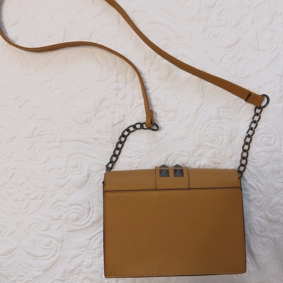 👜 Mustard Yellow Handbag with Black Metal buckle & chain detail 👜 - Picture 2 of 6